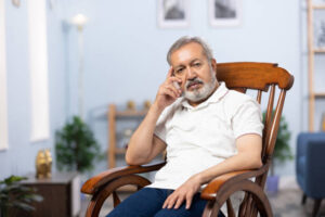 पार्क में ध्यान करता व्यक्ति – मानसिक शांति और तनाव मुक्त जीवन के देसी उपाय