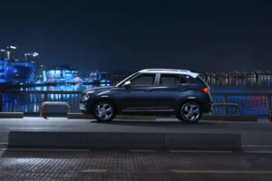नई Hyundai Venue 2025 की इमेज जिसमें मॉडर्न डिजाइन, LED लाइट्स और अपडेटेड इंटीरियर दिखाया गया है।
