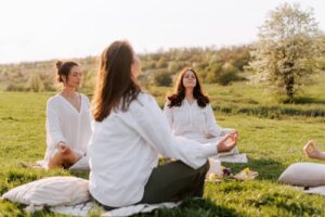 सुबह की धूप में योग या ध्यान करता व्यक्ति, स्वस्थ जीवनशैली और प्राकृतिक ऊर्जा का प्रतीक दृश्य