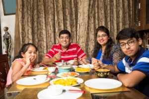 रात्रि भोजन से होने वाले रोगों का कारण और समाधान बताते हुए एक स्वास्थ्य जागरूकता चित्र।