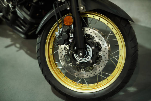 बाइक के ब्रेक और ABS सेंसर का क्लोज़-अप फोटो