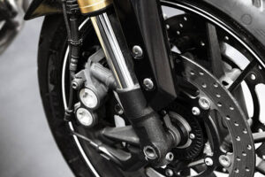 ABS Bike Safety — Featured ImageABS (Anti-Lock Braking System) — आपातकाल के समय व्हील लॉक होने से रोकता है और राइडर का नियंत्रण बनाए रखता है।